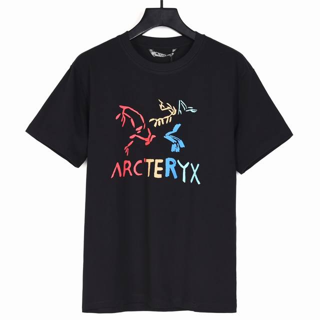 Arc’Teryx始祖鸟25Ss新款手绘彩色鸟字母Logo短袖 进口印花机数码印花工艺！ 采用原板独家定制260克32支双纱纯棉面料 质感非常柔软舒服 100%