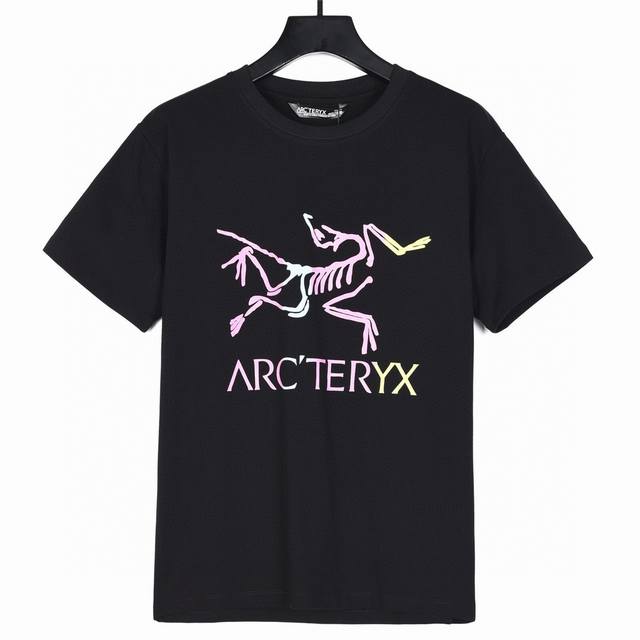 Arc’Teryx始祖鸟25Ss胸前彩色Logo小鸟印花短袖 进口印花机数码印花工艺！ 采用原板独家定制260克32支双纱纯棉面料 质感非常柔软舒服 100%区