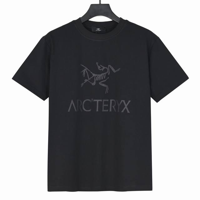 Arcteryx始祖鸟胸前经典Logo印花短袖T恤 采用60支双股，洗水后280克双纱精梳纯棉面料。上身透气，绝不起球，手感柔软舒适，全衣平车走线立体剪裁。胸前