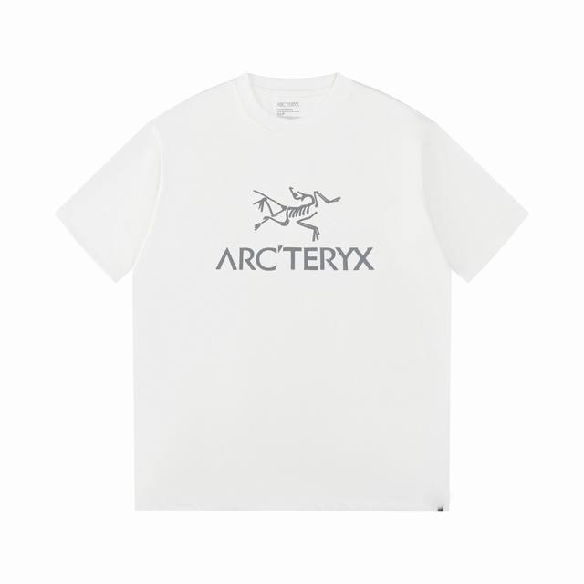 Arcteryx始祖鸟胸前经典Logo印花短袖T恤 采用60支双股，洗水后280克双纱精梳纯棉面料。上身透气，绝不起球，手感柔软舒适，全衣平车走线立体剪裁。胸前