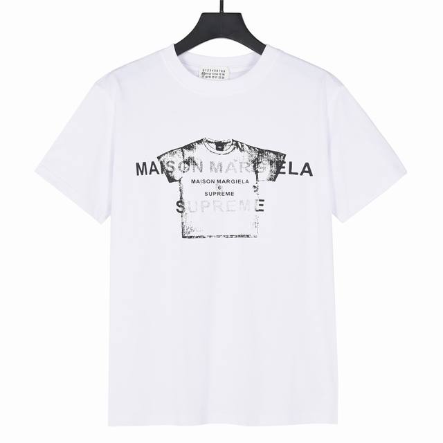 Maison Margiela马吉拉Mm⑥打印T恤短袖 面料采用300克重双纱精梳棉，定制32支1*1螺纹，成衣两遍水洗处理，面料舒适亲肤无异感，定制定染面料，