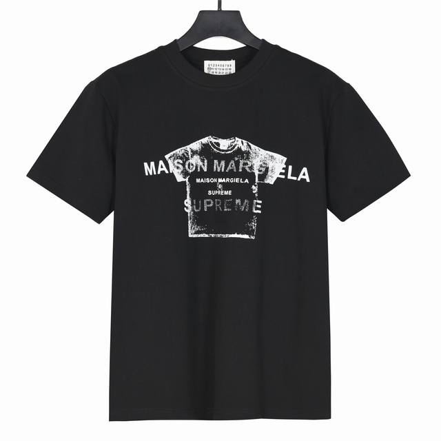 Maison Margiela马吉拉Mm⑥打印T恤短袖 面料采用300克重双纱精梳棉，定制32支1*1螺纹，成衣两遍水洗处理，面料舒适亲肤无异感，定制定染面料，