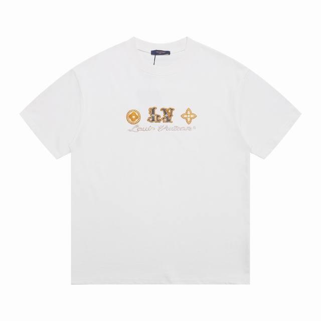 上新 高版本 Louis Vuitton路易威登美式字母斜纹布料贴布绣花短袖 最高版本！定制面料270克100%双纱棉！美式字母斜纹布料贴布绣花！ 辅料：开模原
