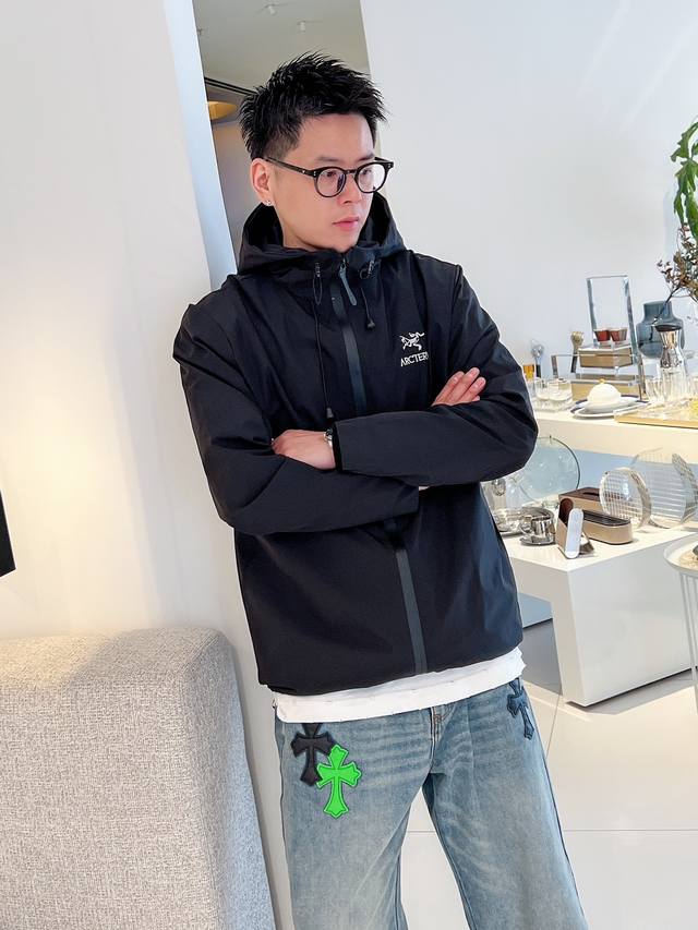 始祖鸟 高品质2025春季新款夹克外套，秀场新品品相非常完美，记忆面料舒适保暖，三标齐全，色泽饱满诱人，非常出彩的设计，轻松将时髦感进阶，做工极为考究严谨，走线