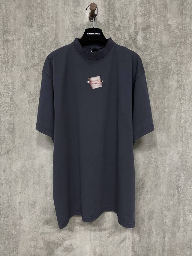 Balenciaga 巴黎世家 红胶带字母刺绣短袖T恤 面料采用巴黎Zp定制定染 百分百纯棉双股面 320G成衣洗水前幅高清扫描图案完美还原 成衣后炒色洗水工艺