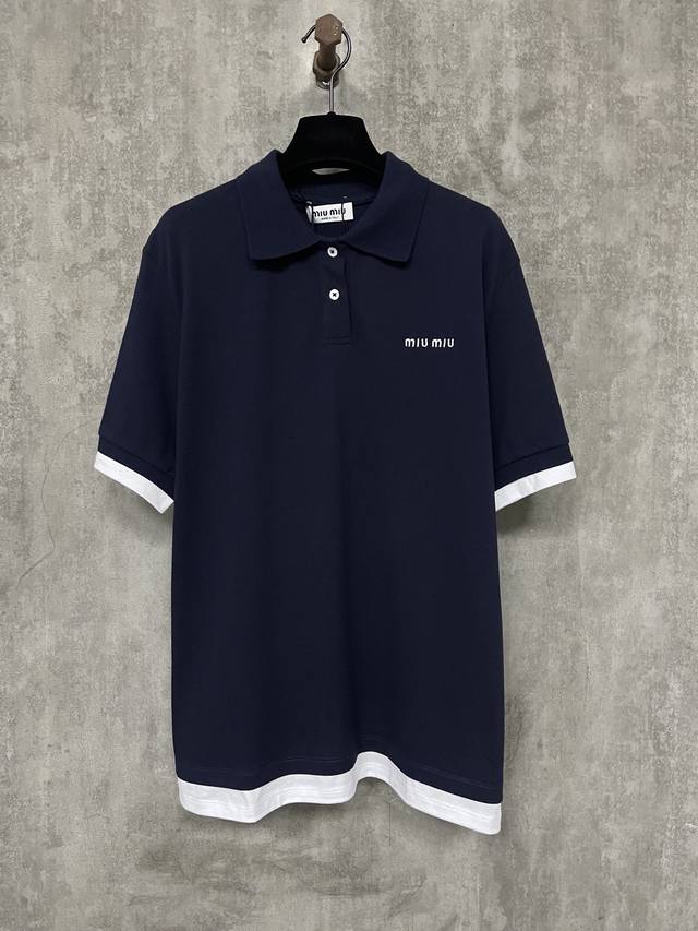 Miu Miu 25Ss 经典小标刺绣拼接短袖Polo衫 面料定制1:1精棉210克大珠地布 50支液氨双股平纹面料 以高品质棉花为基础原料 采用进口激光雕刻机
