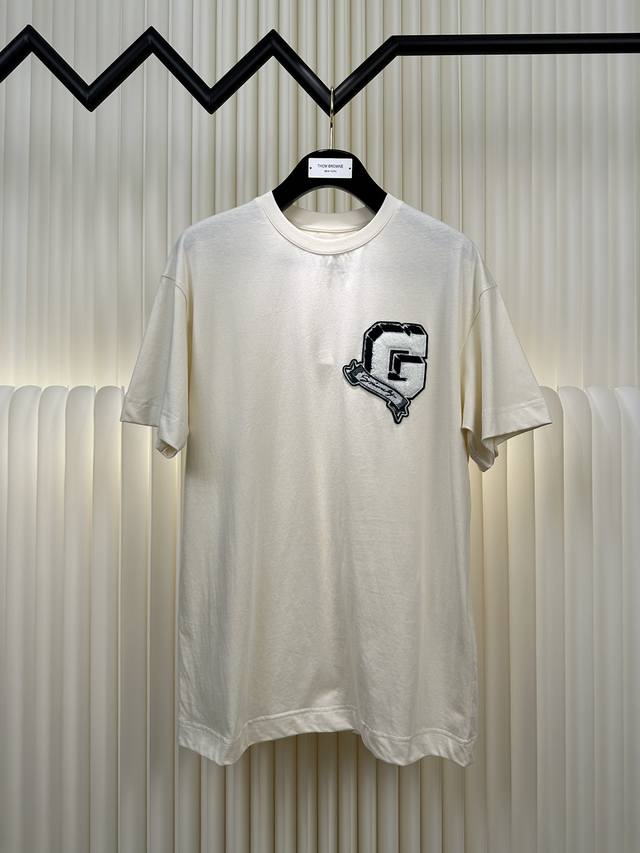 纪梵希Givenchy College 章仔短袖 正品开版-实体柜台-顶奢品质 秒杀市面一切版本 定制米色高级丝光棉，饰以纪梵希大写“G”点缀正面，米色呈现温柔
