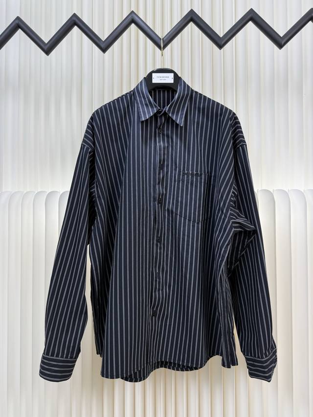 巴黎世家Balenciaga刺绣双层叠穿衬衣 正品开版-实体柜台-顶奢品质 秒杀市面一切版 定制韵致黑白棉府锦缎面料，以经典黑白条纹交替编织，标志性Balenc