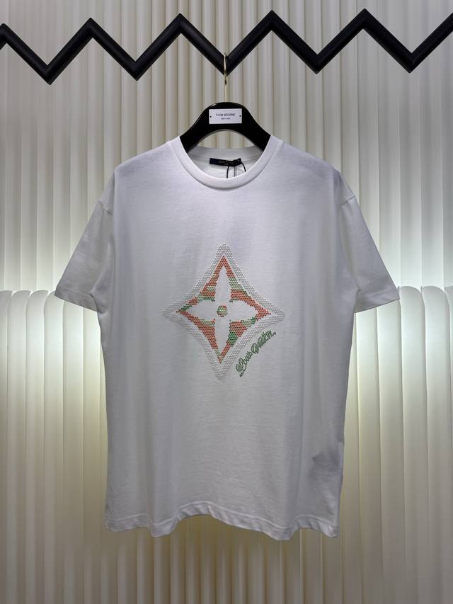 路易威登Lv花卉3D标识烫珠短袖 Louis Vuitton 采用32支双面料，面料为精梳新疆棉地织，布匹洗水后为240克。螺纹采用1*1配套双纱螺纹 克为28