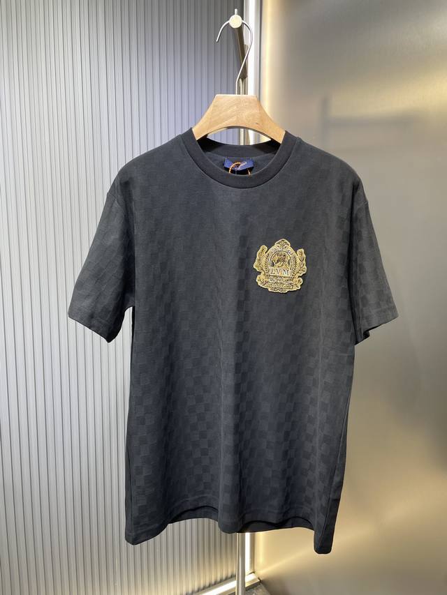 Louis Vuitton Dog 徽章提花短袖 定制1:1 棋盘格珠地棉 质感十足 舒适贴肤 以黑色为基调 每一棋盘格都如同精心布局的音符 一枚精致的Dog徽