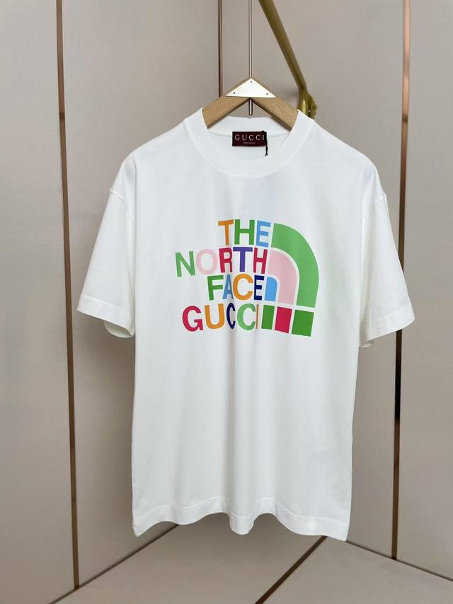 现货 Gucci X 北面经典联名T恤 经典永不过时 双层螺纹领口 肩部通肩压条 280克纯棉面料舒适透气 黑白双色 男女同款 码数S-Xxl