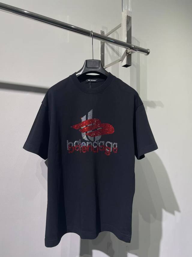现货 巴黎世家新款重工烫钻T恤 280克重磅纯棉面料 整体厚重感十足 黑白双色 男女同款 码数S-Xxl