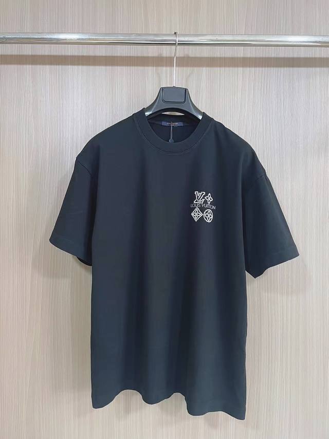 现货 Lv2025新款重工珍珠T恤。280克纯棉面料 立体硅胶+立体珍珠 都是重工艺 黑白双色 男女同款 码数S-Xxl
