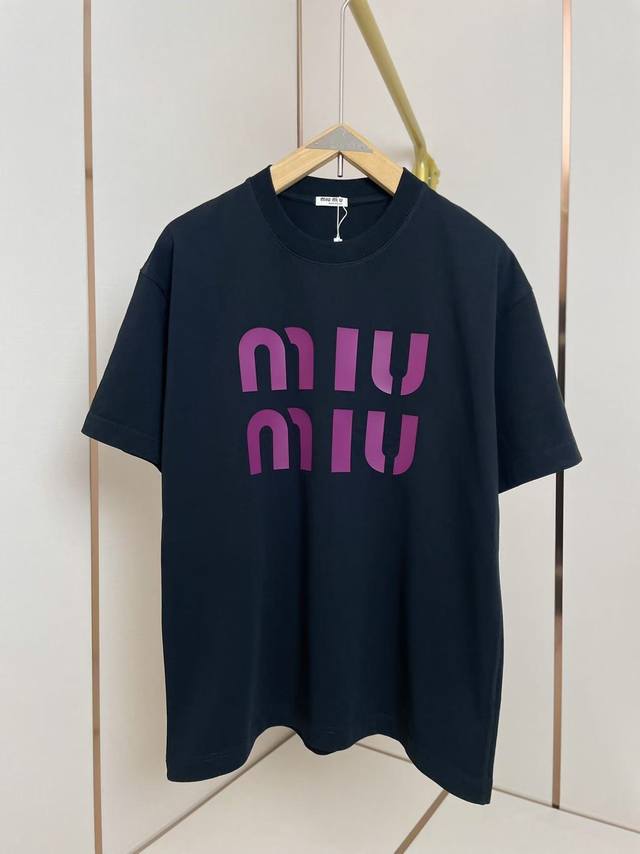 现货 Miumiu大Logo圆领T恤 硅胶立体印花 后领贴片 干净高级 双层螺纹领口 肩部通肩压条 280克纯棉面料舒适透气 黑白双色 男女同款 码数S-Xxl