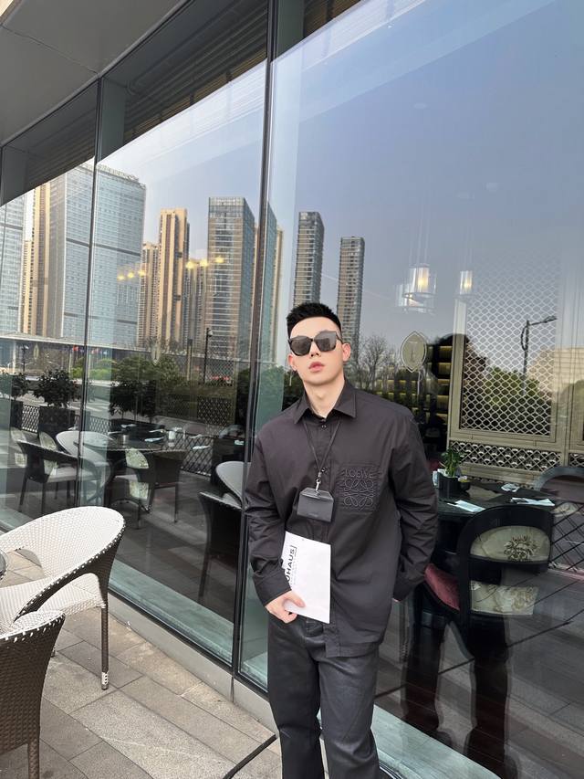 Loewe Anagram 口袋衬衫 定制P-Soft风柔棉 该款面料是全棉时代自研的 有着“越洗越软”的特点 细腻柔软 舒适贴肤 一抹黑色 尽显非凡品味 优雅