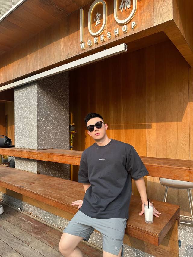 Acne Studios 印章徽标短袖 定制潮悦生态棉织 手感柔软 舒适亲肤 饰以胸前Acne Studios 印章徽标为点缀 增添品牌辨识度 简约至上 高级气