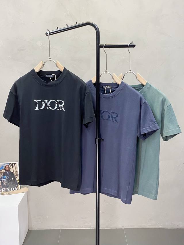 Dior迪奥独家专供新款男士休闲短袖 高端定制 高端版本 时尚百搭爆款进口面料 手感超柔软细腻 穿着亲肤舒适 高端精品 代工厂P精细做工 上身非常赞 男士必备单