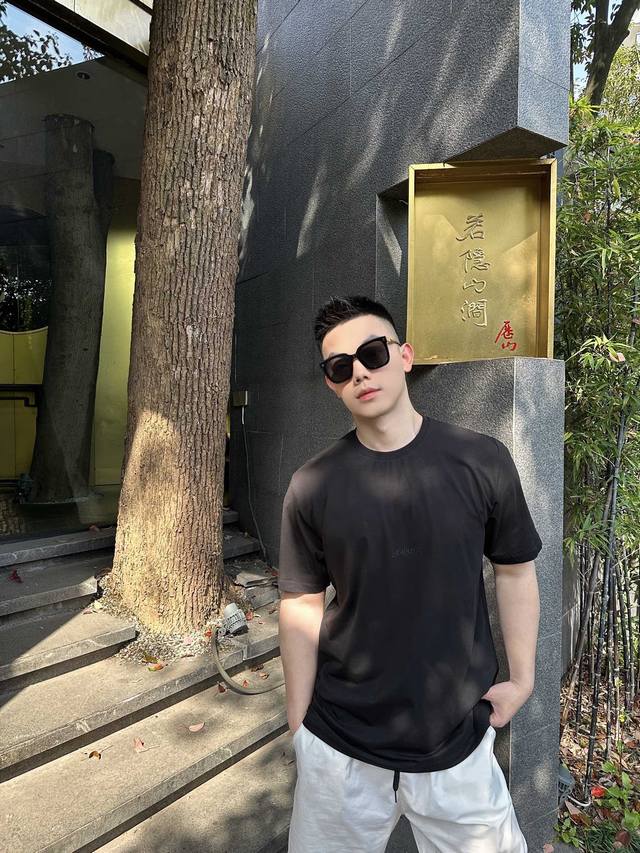 Saintlaurent 标识刺绣短袖 定制锦韵莱赛尔丝光料 富有光泽 舒适贴肤 标志性Saintlaurent同色系刺绣标识点缀正面 突出品牌辨识度 简单到极