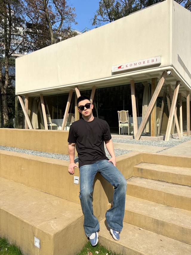Celine 水洗微喇牛仔裤 定制臻美纹理斜裁全棉牛绸 质感卓越 舒适贴肤 经典蓝色基调与渐变磨白交织 增添一抹现代与轻盈 魅力之源在于版型之胜 完美贴合身形