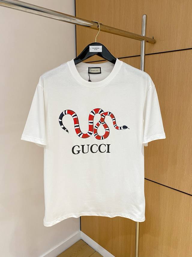 Ss古家纯棉最新面料 最高版本 蛇年大吉图案胸前字母Gucci直喷发泡工艺经典标识图案Logo时尚简约潮流短袖，最顶级的品质专柜原单短袖，顶级制作工艺进口面料，