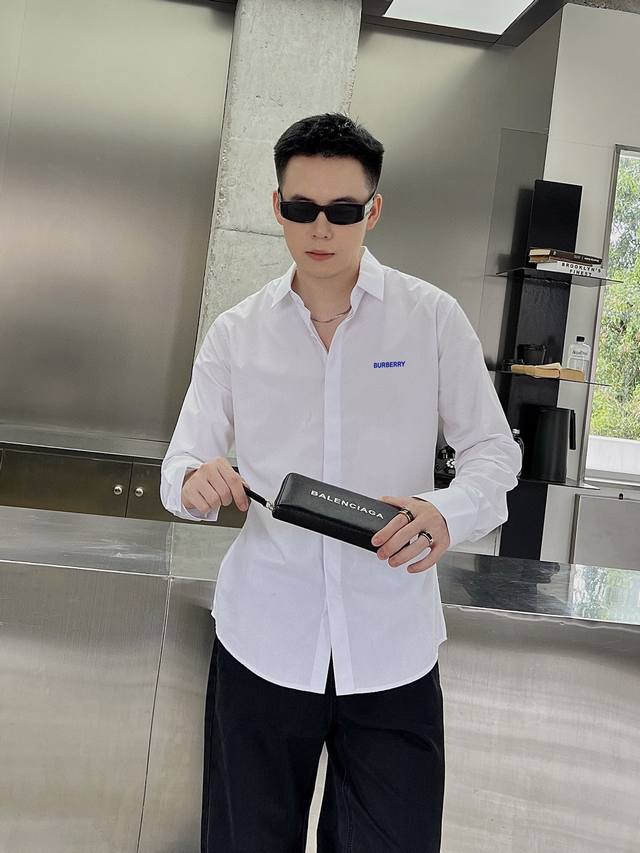 巴宝莉 专柜最新春款男士必备款衬衫，100%天然棉，舒服透气，原单狠货，原版面料，柔软舒适，上身高端又奢华，足够场面的档次，这款衬衫无不骄傲的让你满意有面子 尺