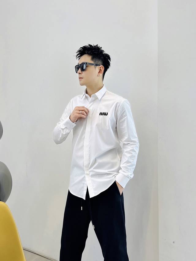 Miu Miu。专柜最新春款男士必备款衬衫，100%天然棉，舒服透气，原单狠货，原版面料，柔软舒适，上身高端又奢华，足够场面的档次，这款衬衫无不骄傲的让你满意有