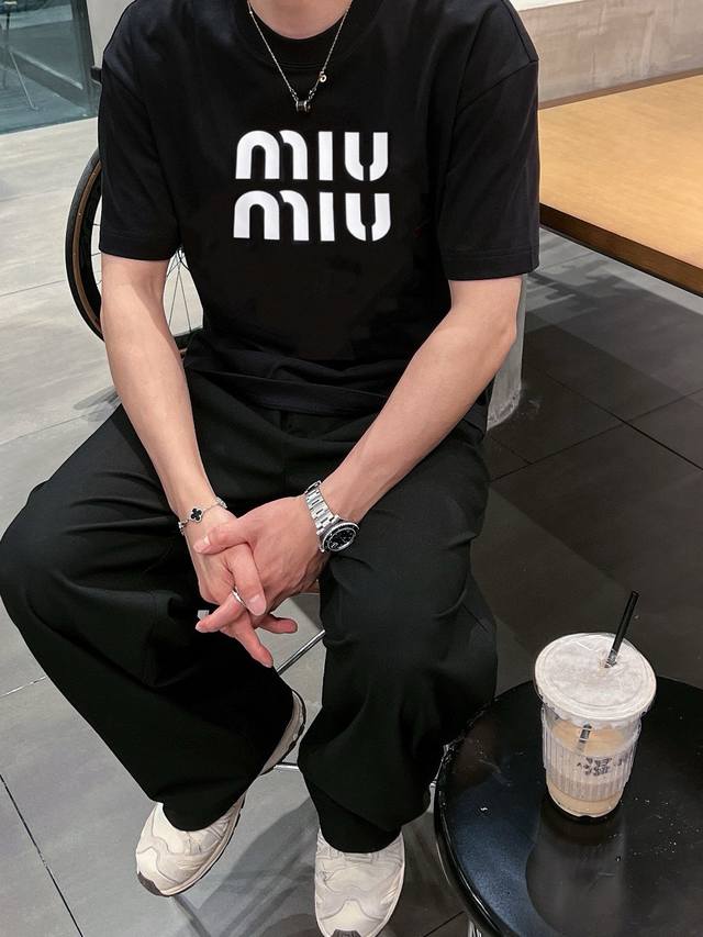 Miumiu 2025年春夏新品上新 三标齐全 纯棉圆领短袖T恤 好货不用过多介绍 看细节 专柜码数：M-Xxxl 175 140建议L