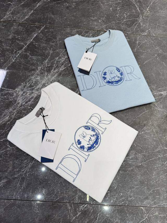 Dior 25Ss联名小猫刺绣短袖T恤！ 定制棉质平纹面料， 胸前饰以镂空品牌字母刺绣搭配Dior For My Real Friends 联名可爱小猫刺绣图案