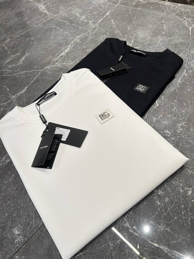 杜嘉班纳 25Ss新款圆领T恤基础款推荐！采用品牌皮标立体呈现.精致高级感满满～采用定制240G纯棉面料，上身后的轻盈感很强，丝滑亲肤柔软的质地具备出色的透气性