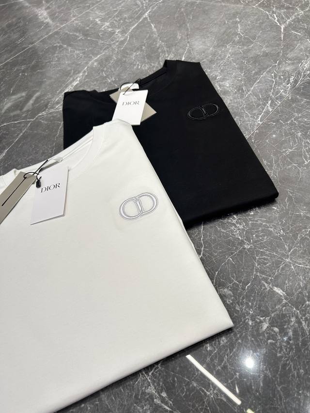 Dior 25Ss经典春夏圆领短袖！简单基础款推荐-优选190G100%丝光全棉材质制作而成.质地顺滑细腻.贴身舒适透气亲肤......经典Cd字母胸口刺绣立体