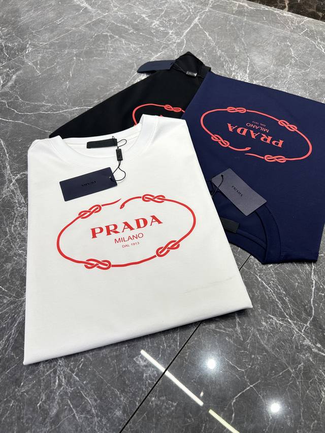 Prada 25Ss好看好穿的永恒经典系列！！精选190G丝光棉面料.舒适轻薄垂感十足！！！舒爽不沾身..胸前字母Logo印花大大提升了整体细节感.瞬间将颜值度