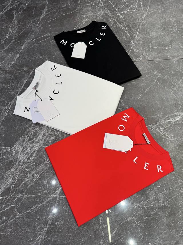 Moncler 25Ss圆领T恤！简单基础款.领口品牌字母印花设计.袖口经典小帽子搭配.干净清爽简单大方.不限年龄的单品推荐190G丝光棉材质.舒适透气.凉爽宜