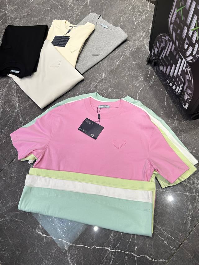 Prada 25Ss新款基础款T恤！经典倒三角Logo辨识度鲜明超级走心！！！本色定制.3D立体车工精致搭配.选用客供定织260G棉布制成，整件单品的面料质感极