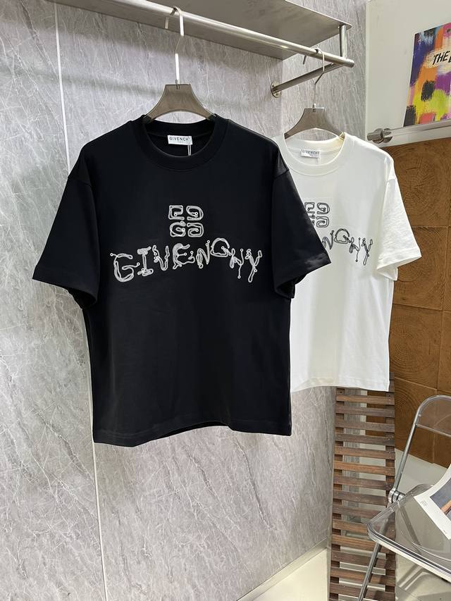 Gvc 25Ss新款圆领T恤！潮人必备！立体绣花工艺.经典色彩搭配时尚好看.整体效果年轻有活力！280G棉材质精制而成，着感手感都相当舒适.手感细腻有质感！ 颜