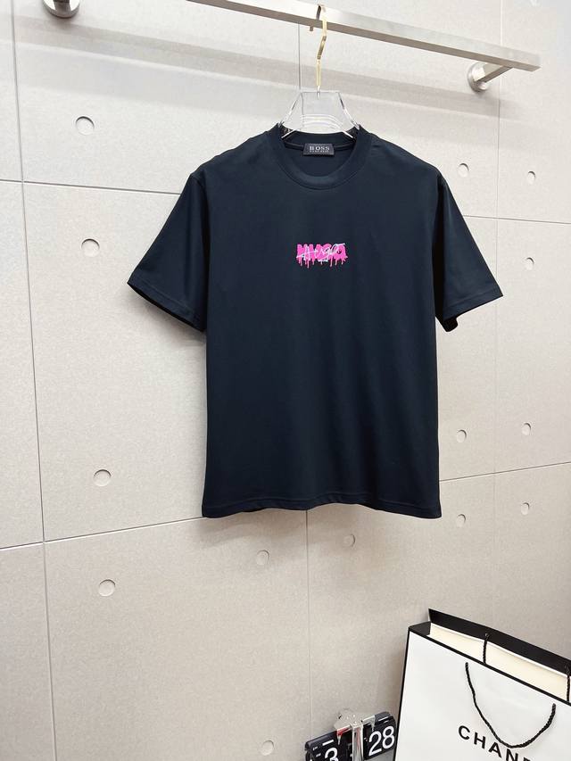 Boss 2025Ss新款字母印花圆领短袖，极具设计精选客供100%全棉面料，手感柔软亲肤，着身舒适透气性都无法挑剔，实物绝对会让你爱不释手！宽松小落肩的圆领版