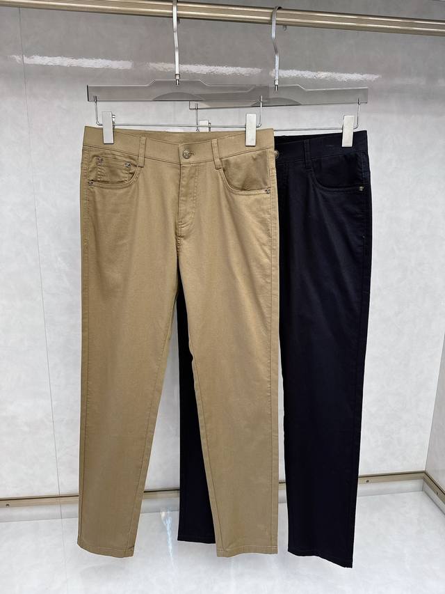 范思哲 2025春夏专柜新品同步上市。原单订制高品质时尚休闲裤。超级百搭款。独家定制-进口高端绵面料，手感细腻柔软，贴身舒适，上身超有型！原版定制专柜最新五金辅