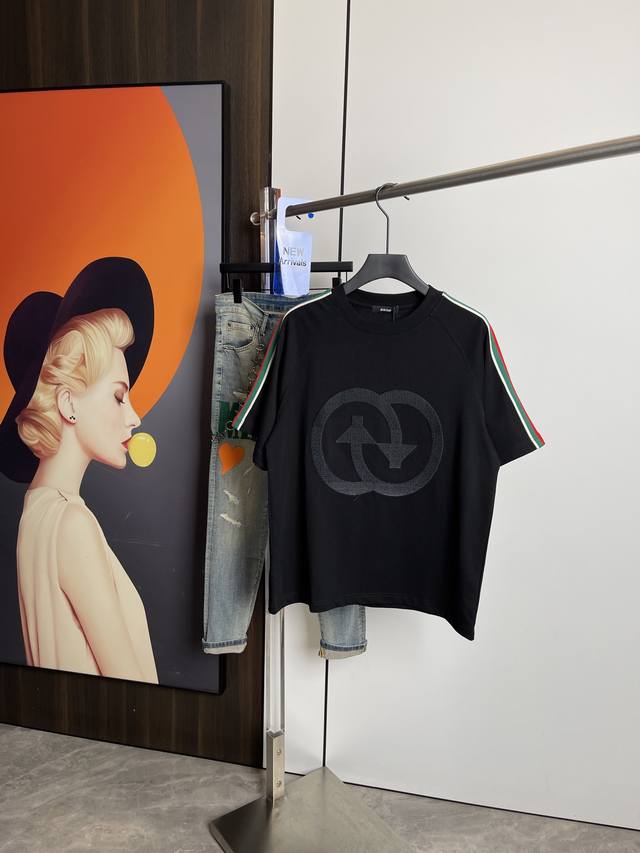 Gucci2025春夏新品短袖T恤，原版印花刺绣字母Logo，帅气时尚，简约百搭款。纯棉面料.穿着透气舒适！黑白两色！码数：M-3Xl