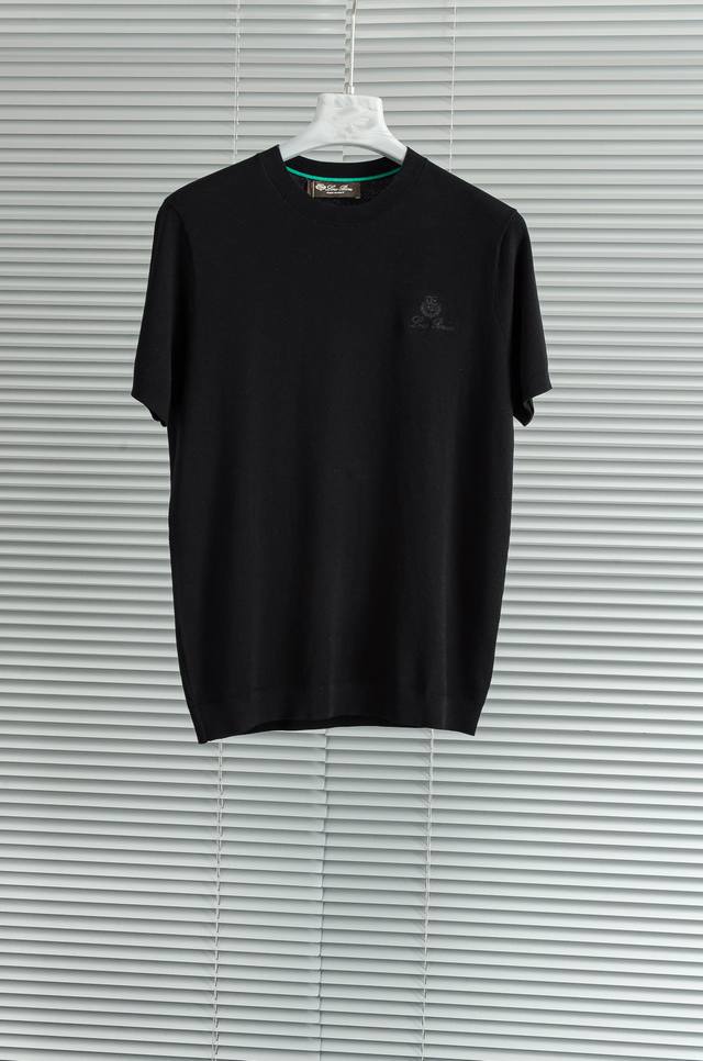 new# Loro Piana 2025春夏新款男士针织短袖衫！采用100%棉 质感与纹理非常柔软，手感极其的细腻丝滑，纱线越细做工就越难，并且非常的耗时耗料，