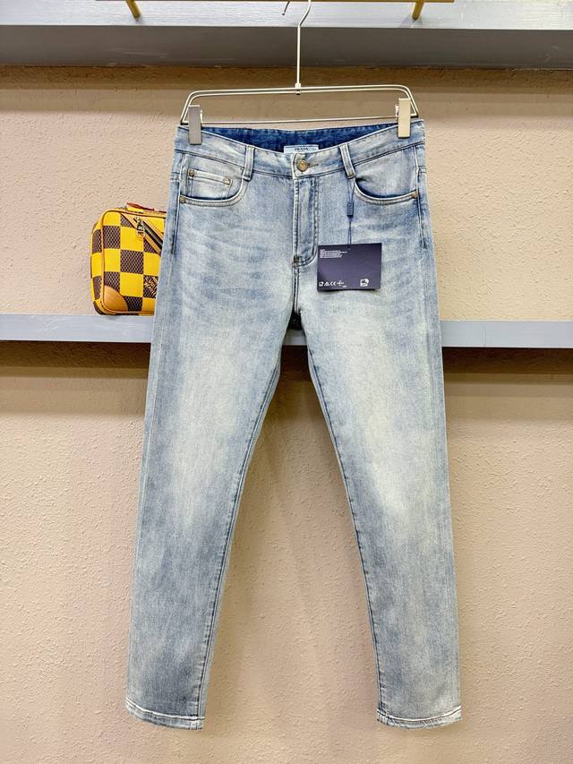 Prada 普拉达 原单牛仔裤 2025新品，原版牛仔裤 原版重工打造，品牌经典Logo设计，三标齐全！原版五金辅料。专柜定制牛仔面料，完全对版专柜，欢迎专柜试