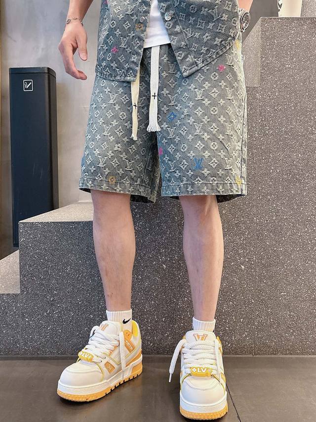 裤子 上衣 Lv 重工做旧渐变老花洗水牛仔套装 满印提花Logo 渐变色绝绝子 漂亮的洗水渐变工艺处理的非常的精致！采用16S纯棉克重280G 搭配32S双纱1