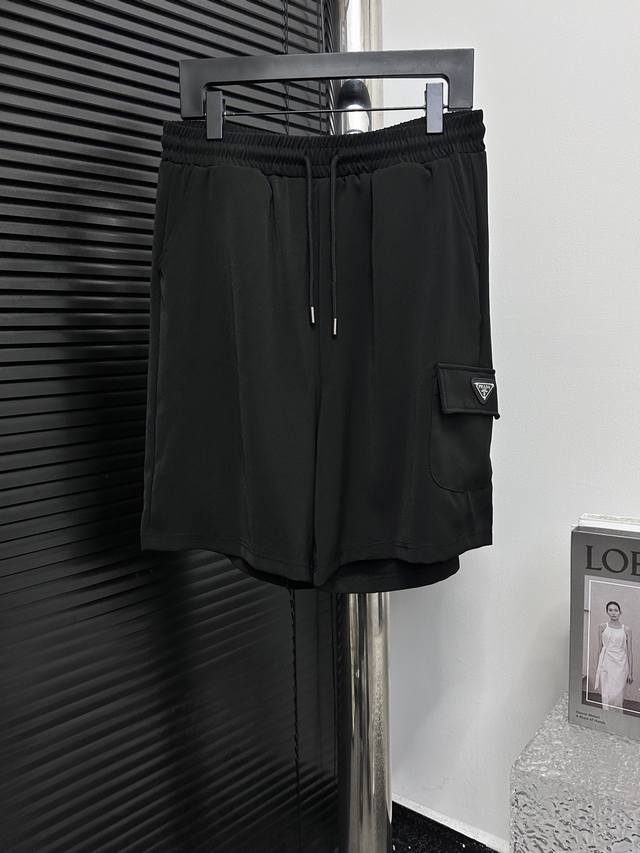 Prada 普拉达25Ss新款春夏黑色经典休闲短裤 弹力腰围抽绳设计，完全不挑人的上身，侧边金属Logo三角牌点缀，原版开发，上身效果超好 尺码：Xs S M