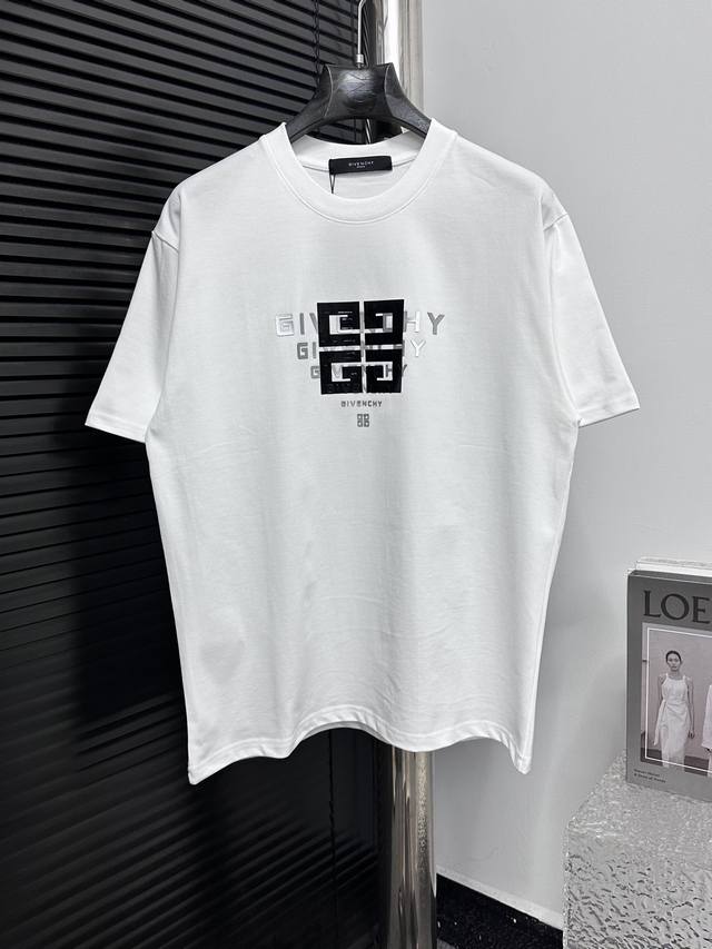Givenchy 纪梵希 字母Loho春夏圆领短袖T 采用32支双纱280重面料，对色定染面料，超精细平网印花工艺，潮流感十足，采用细致纱网材质做网板，定染面料