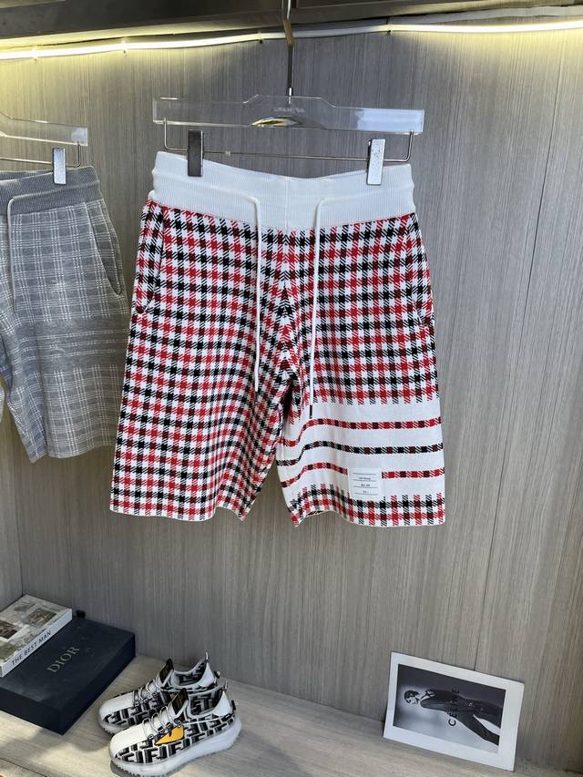 Tb汤姆布朗 Thom Browne2025Ss新款针织短裤，定制面料采用威化布织法，提花针织工艺，版型紧致立体，4杠拼接，定制裤绳五金质感强，顺滑，上身舒适透