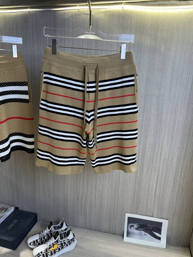 Burberry巴宝莉 经典款2025Ss新款针织短裤，定制面料采用威化布织法，提花针织工艺，版型紧致立体，4杠拼接，定制裤绳五金质感强，顺滑，上身舒适透气，凹