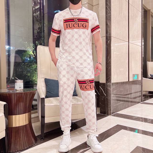 直 Gucci 古奇 官网同款.世界知名奢侈品牌.夏季男士短袖短裤套装 高品质 原单货套装 采用进口原单面料 ，当季时尚潮流款，百搭爆款。简洁大方，精密的车工，
