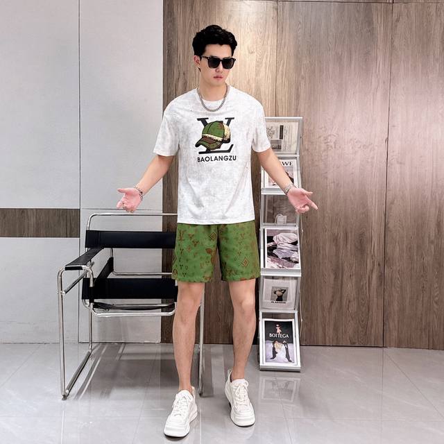 直 Lv 路易威登 2025官网同款.世界知名奢侈品牌.夏季男士短袖短裤套装 高品质 原单货套装 采用进口原单面料 ，当季时尚潮流款，百搭爆款。简洁大方，精密的