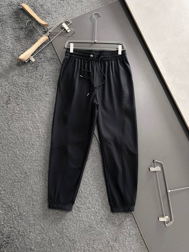 Prad 2025春夏新品休闲裤，经典款百看不厌，裤身工艺设计，进口客供辅料、面料定制，每个细节做到极致，原版五金配件，潮范十足、上身有型帅气，潮人必备单品！码