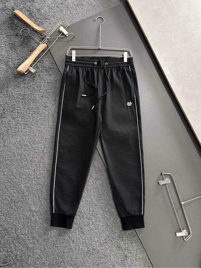 LV 2025春夏新品休闲裤，经典款百看不厌，裤身工艺设计，进口客供辅料、面料定制，每个细节做到极致，原版五金配件，潮范十足、上身有型帅气，潮人必备单品！码数M
