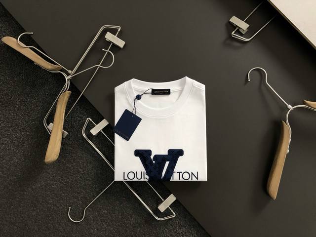 L牌*合身版型M-Xxxl 25春夏顶级双层胶印经典短袖，精致工艺专柜面料，顶级元素融合打造，经典短袖3标齐全，潮男时尚，无论是上身舒适度还是都是无可比拟的存在