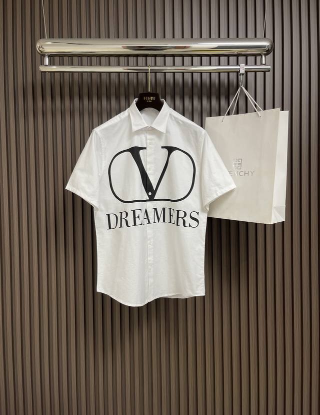 Valentino 华伦天奴2025Ss早春新款印花短袖衬衣，订制丝光府绸面料，质感卓然，单穿还是内搭都非常出挑，贝壳纽扣，印花Logo非常显眼，上身超帅。尺码